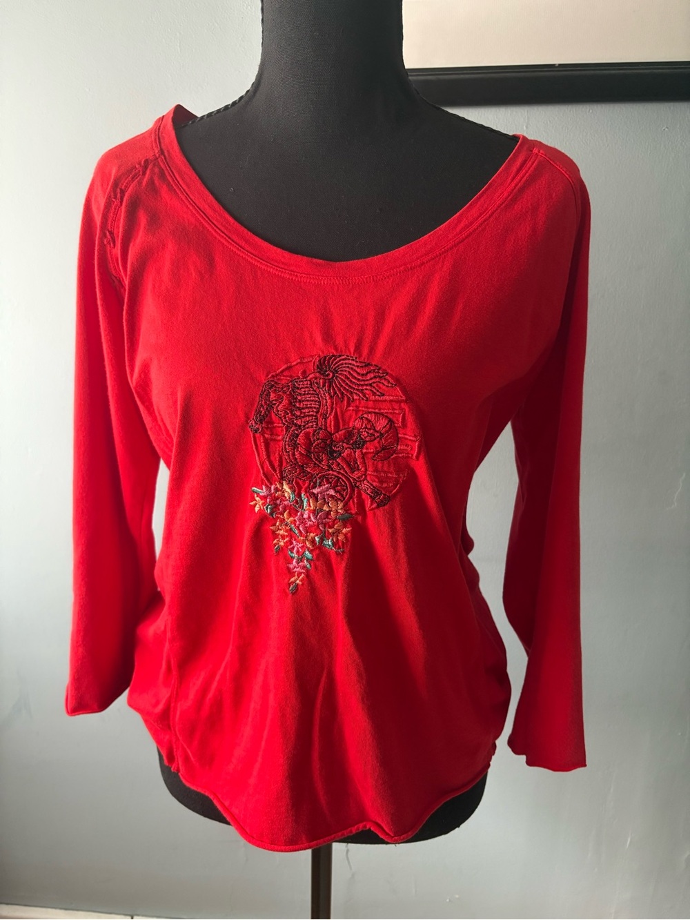 Johnny Was 3/4 Sleeve Embroidered Asian/Floral Red Medium Top Unfinished hem